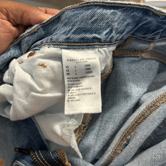 American Eagle Highest Rise Mom Jean size 4 Long Destructed - Picture 4 of 6